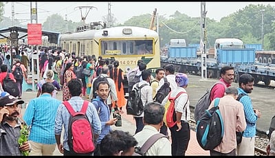 அரக்கோணம் - சென்னை புறநகா் ரயில் 2 நிறுத்தங்களில் நிற்காததால் பயணிகள் அவதி: அபாய சங்கிலியை இழுத்து நிறுத்தினா்