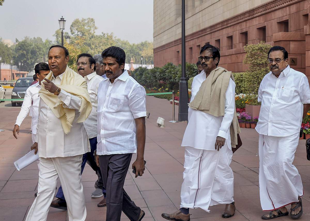 17-ஆவது நாடாளுமன்றத்தின் இறுதி நாளில் இருஅவைகளிலும் திமுக வெளிநடப்பு!