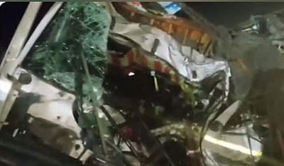 நெல்லூர் அருகே 2 லாரிகள்,பேருந்துகள் நேருக்கு நேர் மோதிய கோர விபத்தில் 6 பேர் பலி