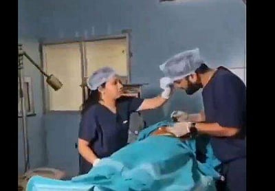 அறுவைச் சிகிச்சைப் பிரிவில் திருமணத்திற்குப் புகைப்படம் எடுத்த மருத்துவர்!