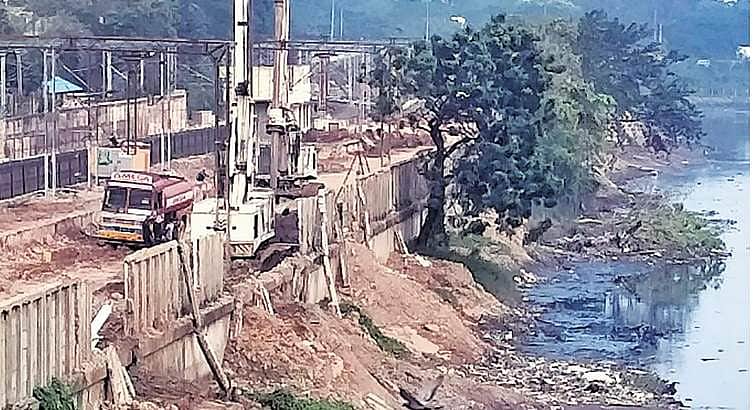 கூவத்தில் கொட்டப்படுகிறதா ரயில்வே கட்டடக் கழிவுகள்?