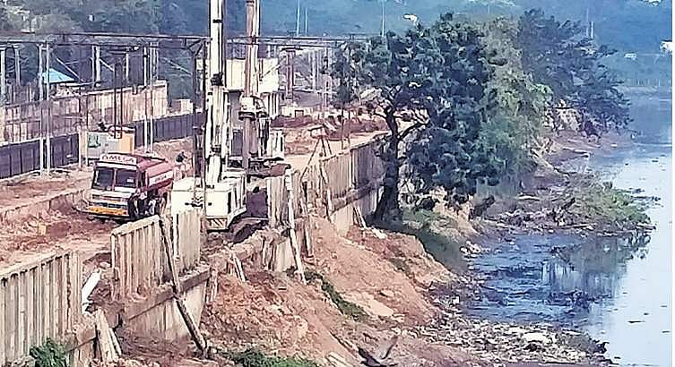 கூவத்தில் கொட்டப்படுகிறதா ரயில்வே கட்டடக் கழிவுகள்?