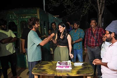 படப்பிடிப்பு தளத்தில் பிறந்தநாளை கொண்டாடிய திவ்ய பாரதி - புகைப்படங்கள்