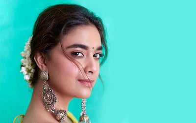 புடவையில் மனதை மயக்கும் அழகில் கீர்த்தி சுரேஷ் - புகைப்படங்கள்