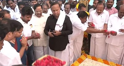 அண்ணா நினைவிடத்தில் திமுகவினர் மரியாதை!