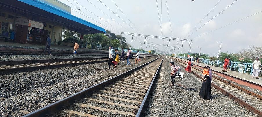 செந்துறை ரயில் நிலையத்தில் அடிப்படை வசதிகள் இல்லாததால் பயணிகள் அவதி