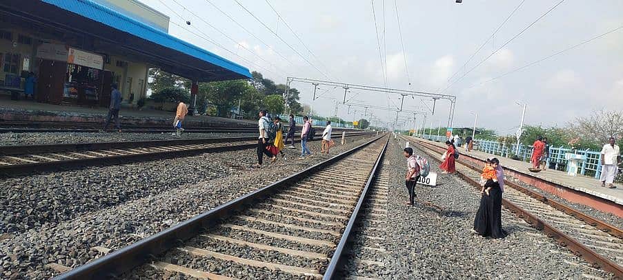 செந்துறை ரயில் நிலையத்தில் அடிப்படை வசதிகள் இல்லாததால் பயணிகள் அவதி