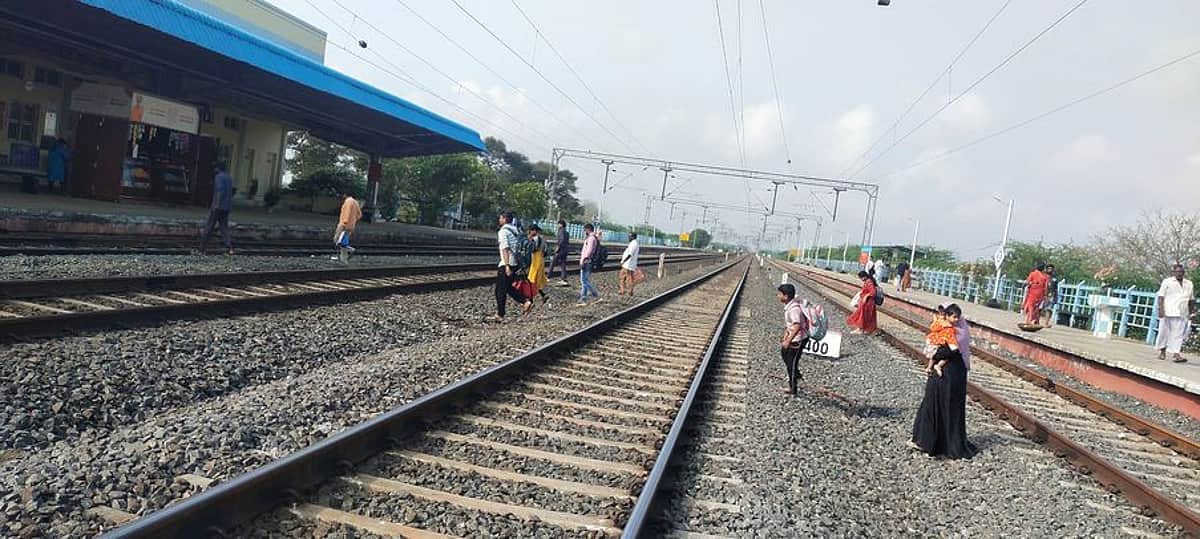 செந்துறை ரயில் நிலையத்தில் அடிப்படை வசதிகள் இல்லாததால் பயணிகள் அவதி