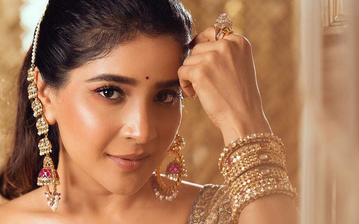 அழகில் ஜொலிக்கும் நடிகை சாக்ஷி அகர்வால் ஆல்பம்