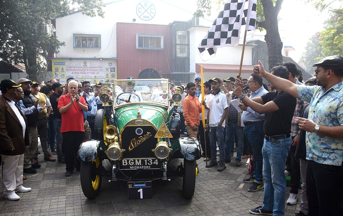 கொல்கத்தாவில் நடைபெற்ற கிழக்கு இந்தியாவின் ஆட்டோமொபைல் அசோசியேஷன் ஏற்பாடு செய்திருந்த வின்டேஜ் மற்றும் கிளாசிக் கார் மற்றும் பைக் ராலி 2024 கொடியசைத்து தொடங்கி வைப்பு.