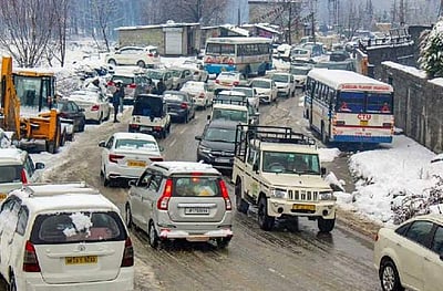 ஹிமாசலில் தொடரும் கடும் பனிப்பொழிவு: 645 சாலைகள் மூடல்!