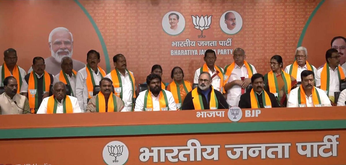 பாஜகவில் இணைந்தனர் 15 முன்னாள் எம்எல்ஏ-க்கள்