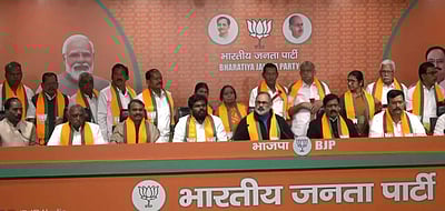 பாஜகவில் இணைந்தனர் 15 முன்னாள் எம்எல்ஏ-க்கள்