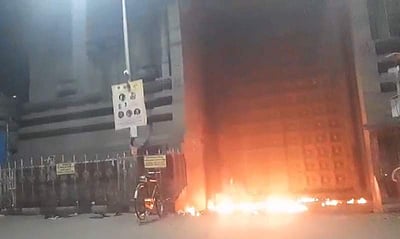 மயிலாப்பூர் கபாலீஸ்வரர் கோயில் வாசலில் தீ வைத்த மர்ம நபர்!