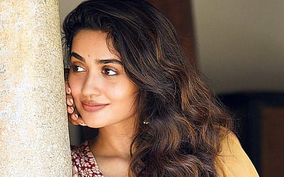 சேலையில் ஜொலிக்கும் தேஜு அஸ்வினி ஸ்டில்ஸ்