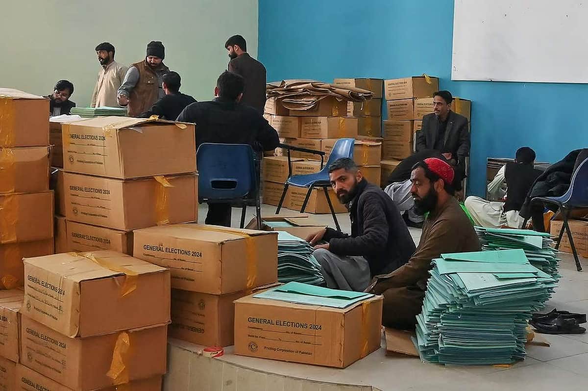 ஜெயிக்குமா ஜனநாயகம்? - பாகிஸ்தான் பொதுத் தேர்தல் குறித்த தலையங்கம்