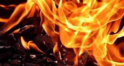 கண்காட்சியில் தீ: மூவர் காயம்