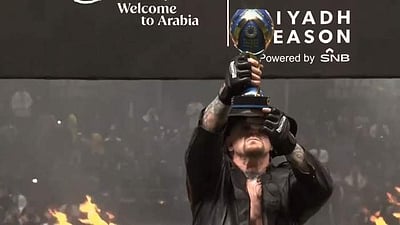 கால்பந்து கோப்பையை அறிமுகம் செய்த பிரபல மல்யுத்த வீரர்!