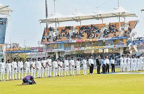 மறைந்த முதல்வர் ஜெயலலிதாவுக்கு மெளன அஞ்சலி செலுத்தும் இரு அணி வீரர்கள்.