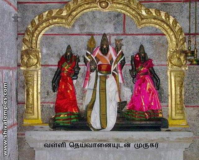 வள்ளி தெய்வானையுடன் முருகர்