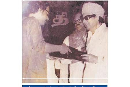 1982-ஆம் ஆண்டில் தமிழக அரசின் விருதை அப்போதைய முதல்வர் எம்.ஜி.ஆரிடமிருந்து பெறுகிறார் எழுத்தாளர் பிரபஞ்சன்.
