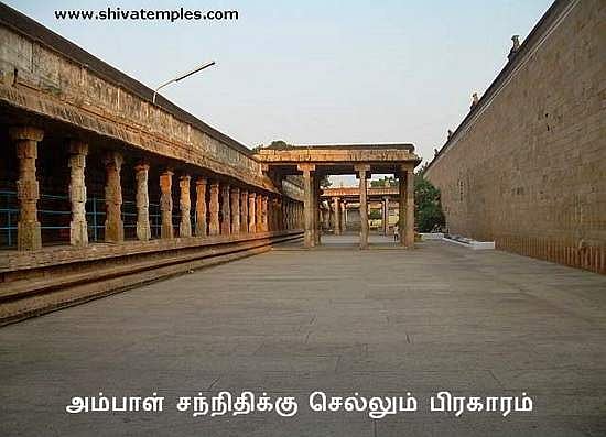 அம்பாள் சன்னதிக்கு செல்லும் பிரகாரம்