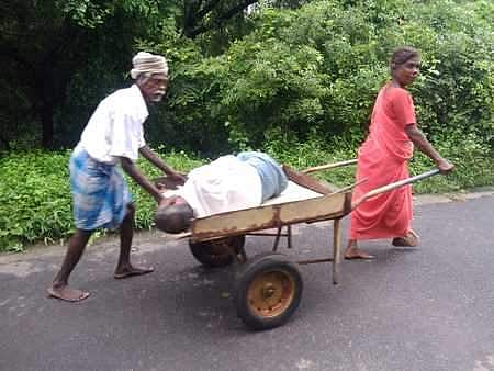 உறவினர் சடலத்தை சுமந்து செல்லும் விழுப்புரம் பெண்..