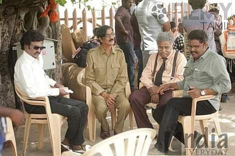 இரட்டை நாற்காலிக்கு ஆசைப்படும் ரஜினி!