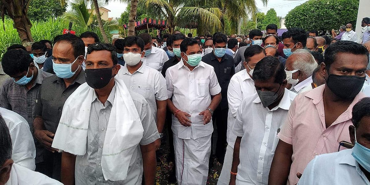 தாயார் தவுசாயம்மாள் இறுதி ஊர்வலத்தில் பங்கேற்றார் தமிழக முதல்வர் எடப்பாடி கே. பழனிசாமி