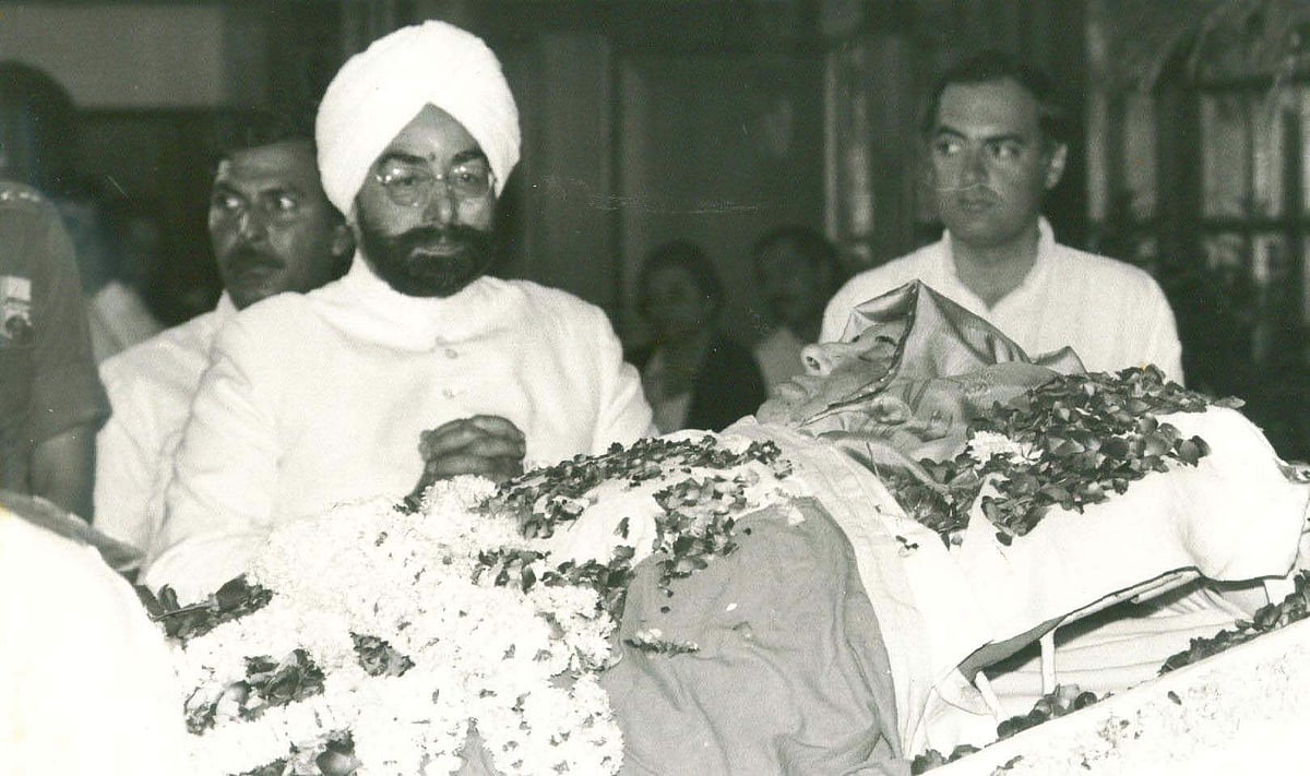 இந்திரா காந்தி உடல் அருகே ஜெயில்சிங், ராஜீவ் காந்தி