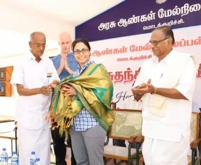 மொடக்குறிச்சி அரசு ஆண்கள் மேல்நிலைப்பள்ளியில் 2018 ஆம் ஆண்டு நடந்த சுதந்திர தின விழாவில் கணவர் கிராண்ட் உடன் செலின் ராஜ் கவுண்டர்