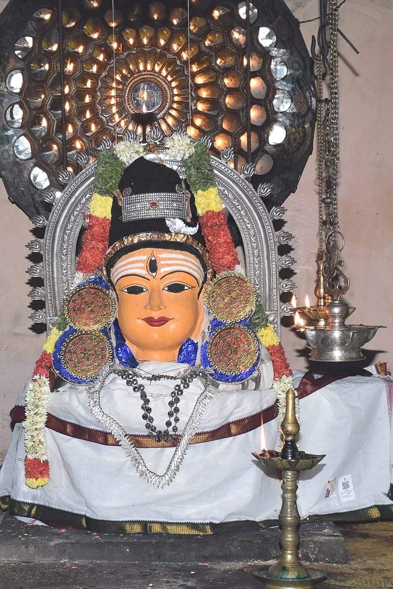 3. சந்தனகாப்பு அலங்காரத்தில் ஆபத்சகாயேஸ்வரர்.