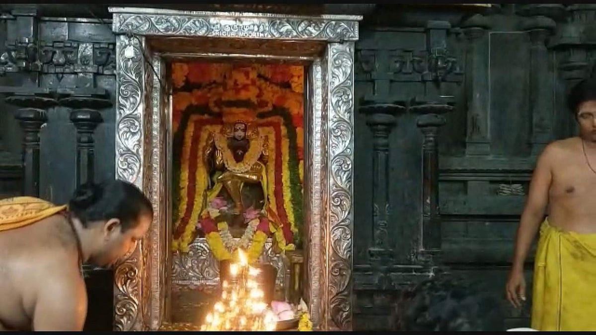 குருபகவானுக்கு மகா தீபாராதனை.