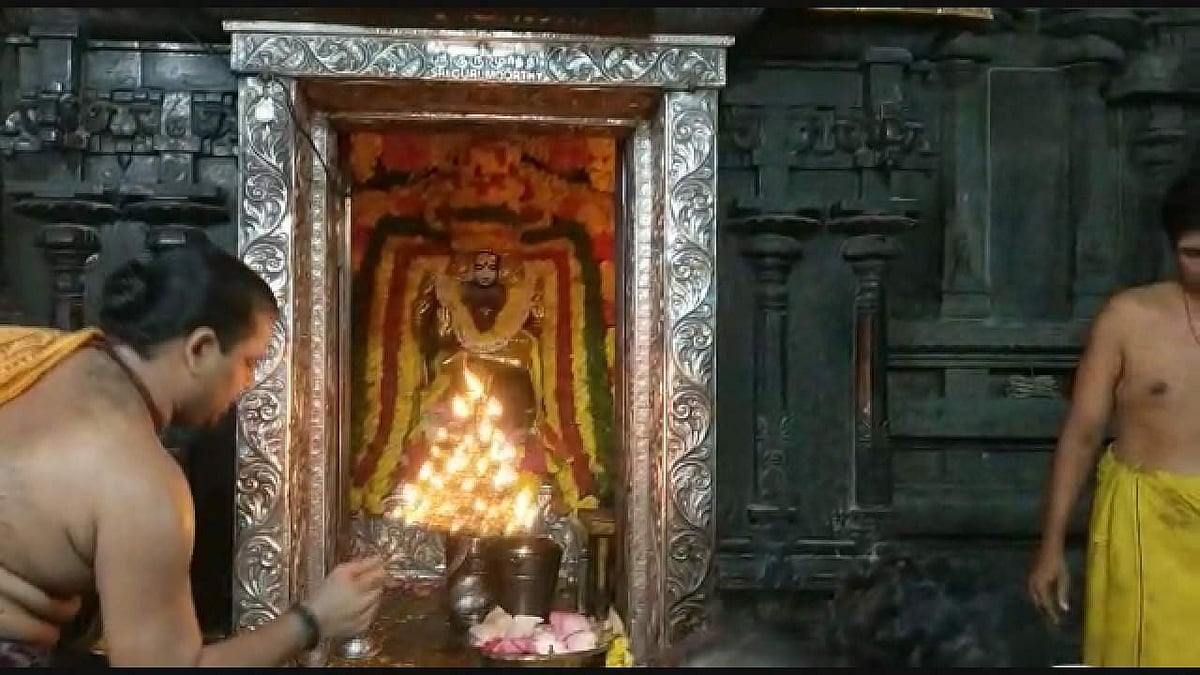 குருபகவானுக்கு மகா தீபாராதனை.