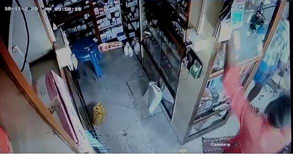 கடையை உடைக்கும் மர்ம கும்பலைச் சேர்ந்தவர்