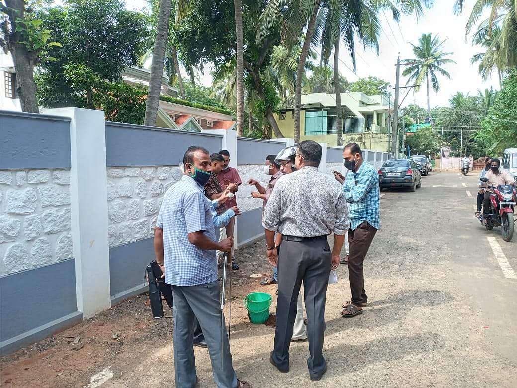 எம்.பி. வீட்டின் முன் விசாரணை நடத்தும் காவல்துறையினர்