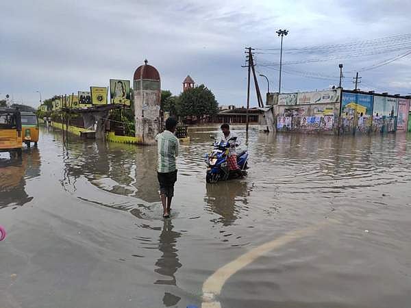 மழையில் நிரம்பிய விழுப்புரம் பேருந்து நிலையம்