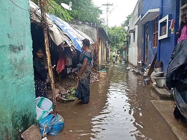 விழுப்புரம் பெரிய காலனி பகுதியில் குடியிருப்புக்குள் புகுந்த மழைநீர்