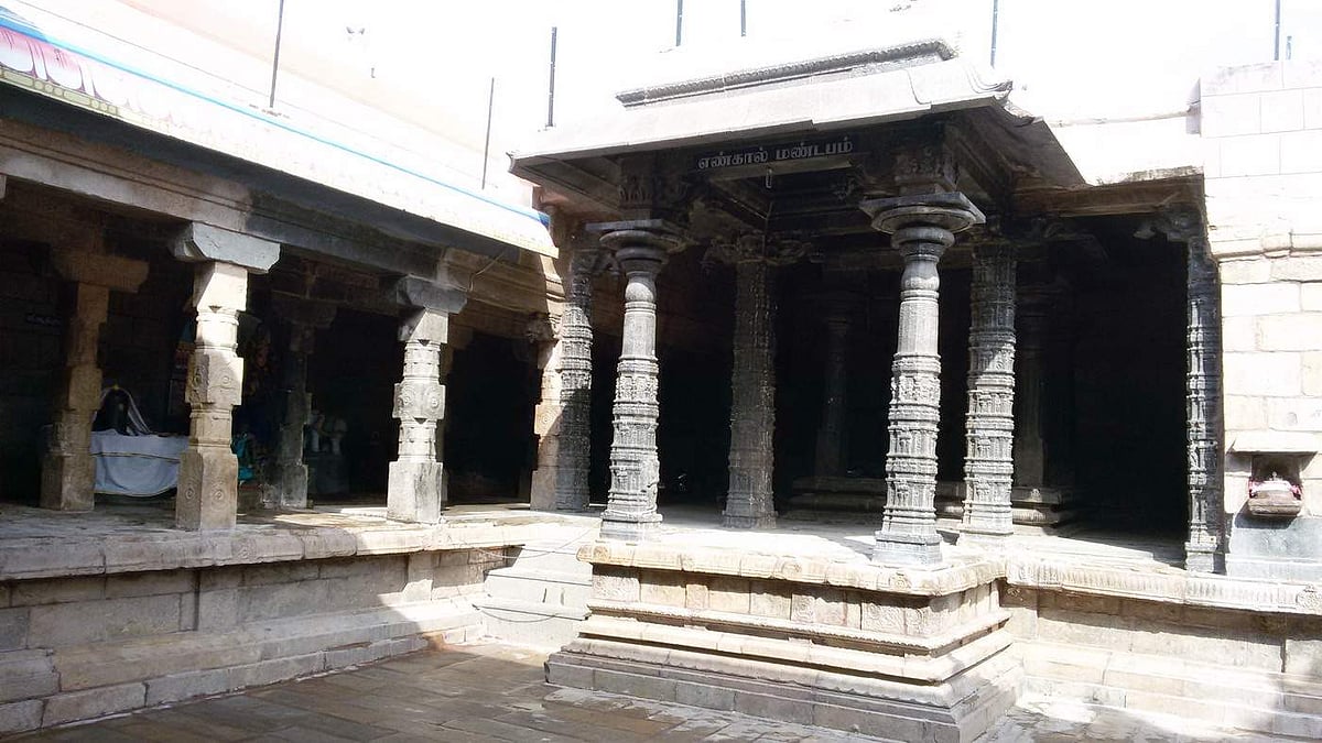 கோயிலில் உள்ள எண்கால் கருங்கல் மண்டபம்