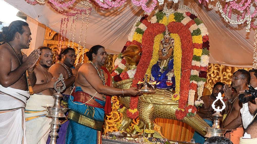 தங்கக் காக வாகனத்தில் உற்சவரான சனீஸ்வர பகவான்.