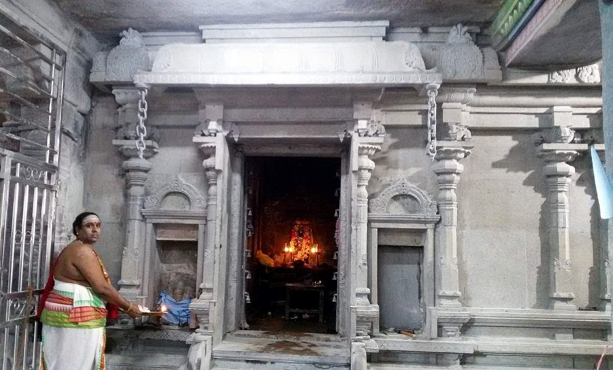 அண்மையில் கருங்கல் மண்டபமாக அமைக்கப்பட்ட சனீஸ்வர பகவான் சன்னதி.