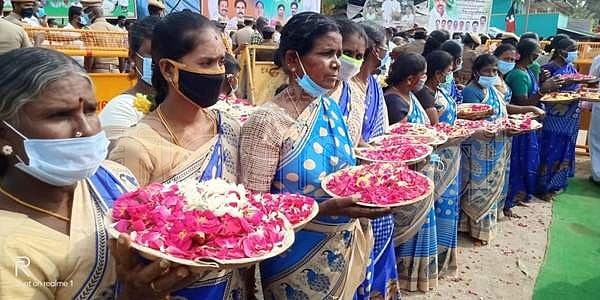 <strong>முதல்வர் பழனிசாமிக்கு வரவேற்பு அளிக்கும் பெண்கள்.</strong>