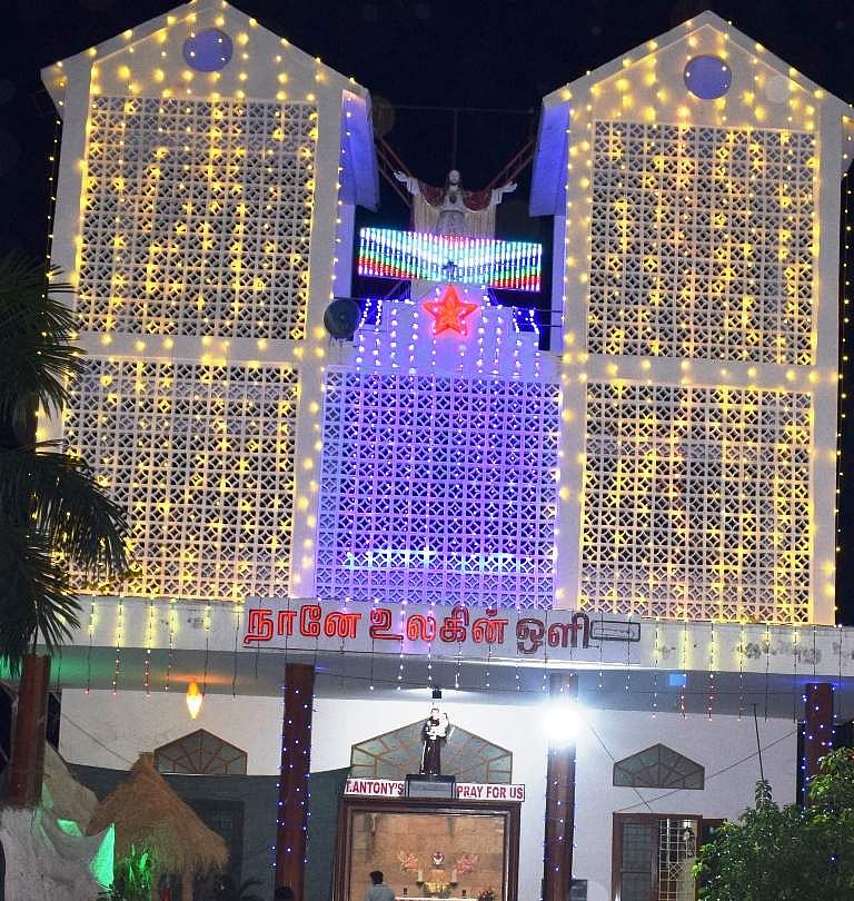 கிறிஸ்துமஸ் பண்டிகையையொட்டி வண்ணமின்விளக்குகளால் அலங்கரிக்கப்பட்டுள்ள சங்ககிரி சிஎஸ்ஐ  கிறிஸ்துவ ஆலயம்.