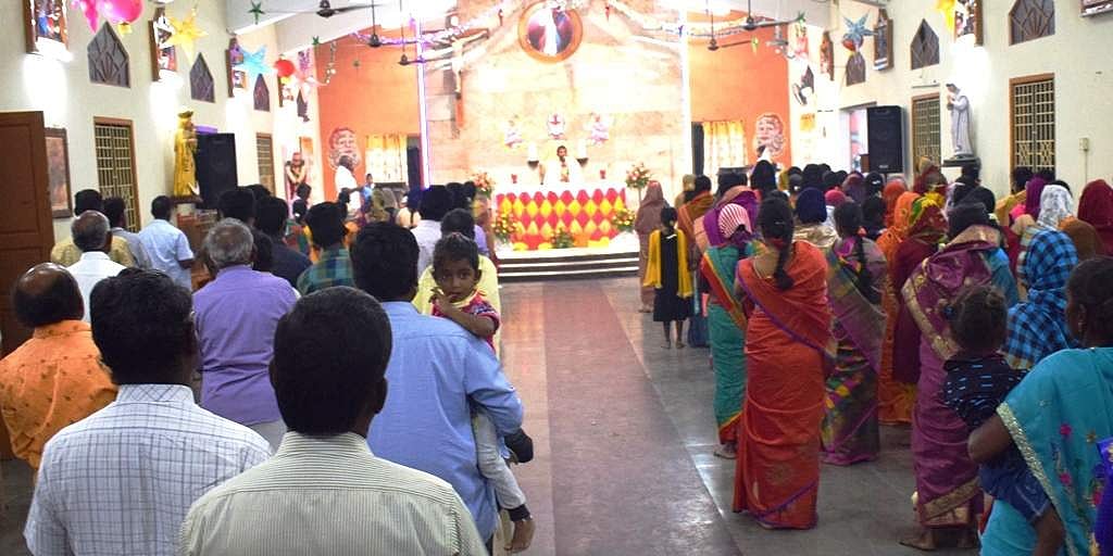 கிறிஸ்துமஸ் பண்டிகையையொட்டி வியாழக்கிழமை இரவு புனித அந்தோனியர் ஆலயத்தில் சிறப்பு பிரார்த்தனையில் கலந்து கொண்டோர்