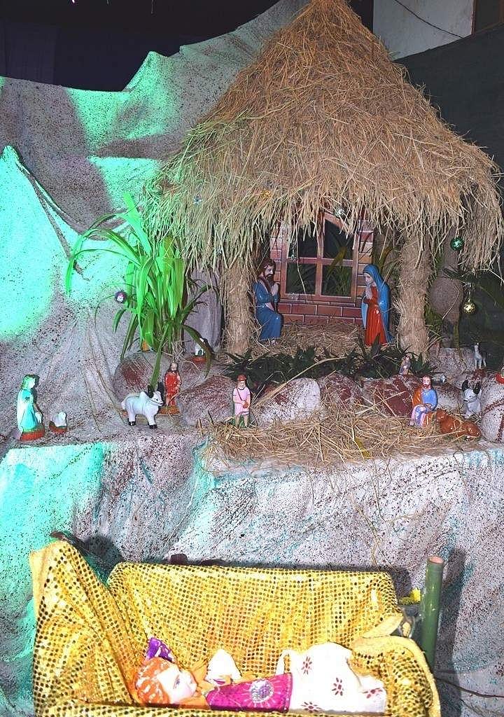 கிறிஸ்துமஸ் பண்டிகையையொட்டி சங்ககிரி புனித அந்தோனியர் ஆலய வளாகத்தில் வியாழக்கிழமை இரவு அமைக்கப்பட்டிருந்த கிறிஸ்துமஸ் குடில்