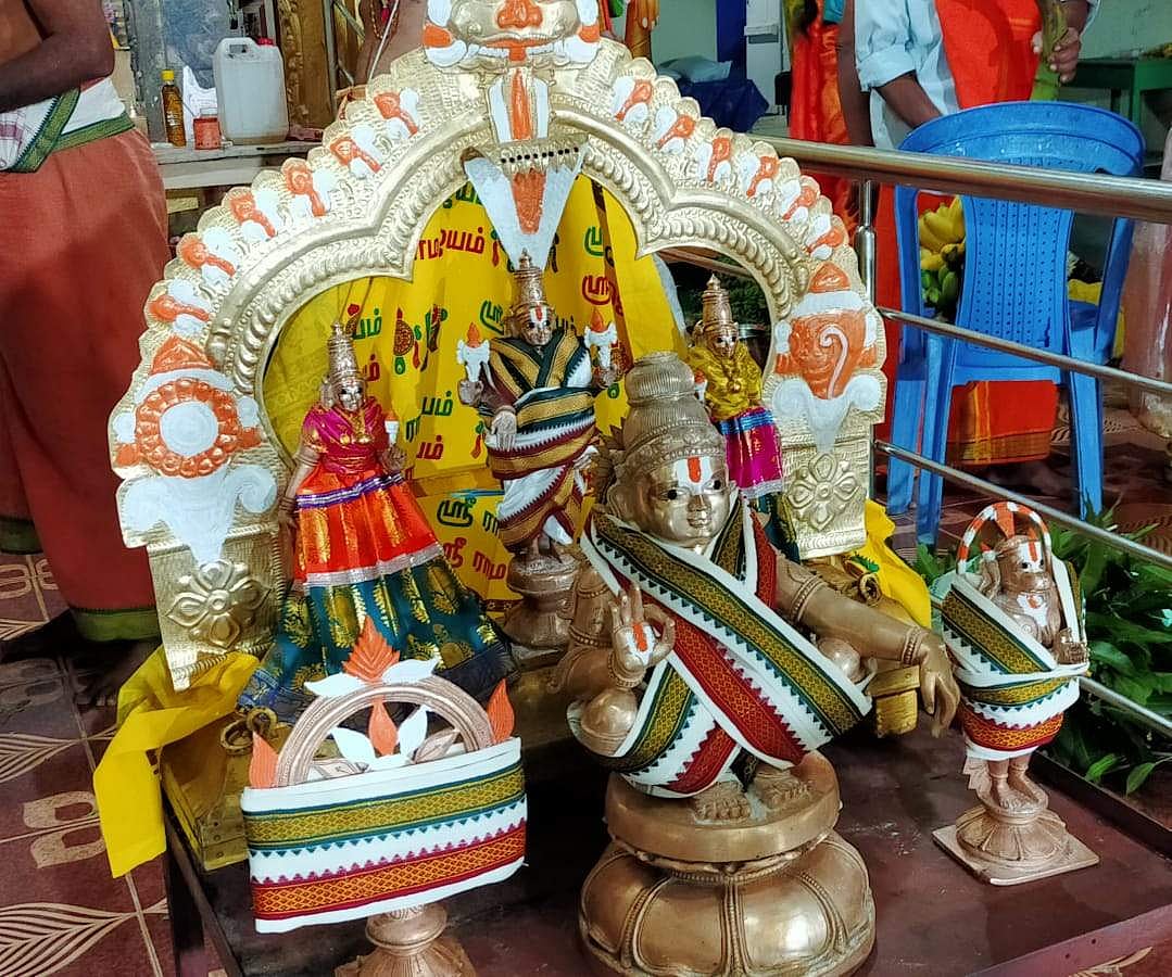 பட்டு அங்கி அலங்காரத்தில் பக்தர்களுக்கு அருள்பாலித்த உற்சவ மூர்த்திகள்.