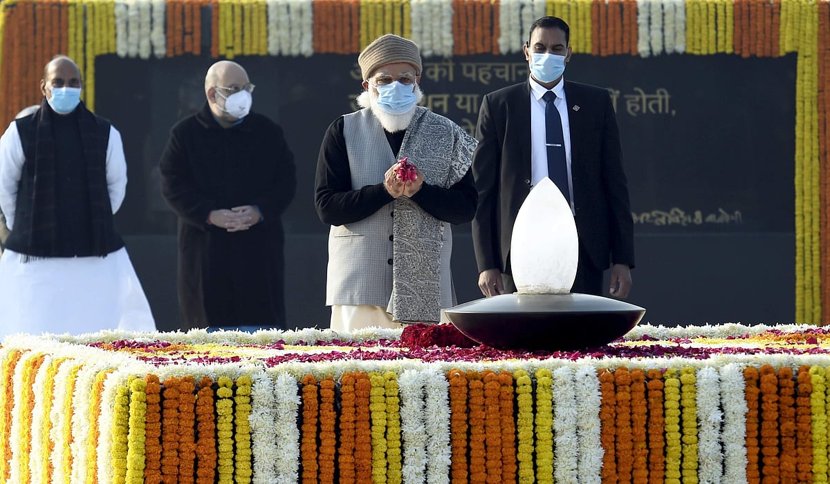 வாஜபேயி நினைவிடத்தில் மலர் தூவி மரியாதை செலுத்தும் பிரதமர் நரேந்திர மோடி