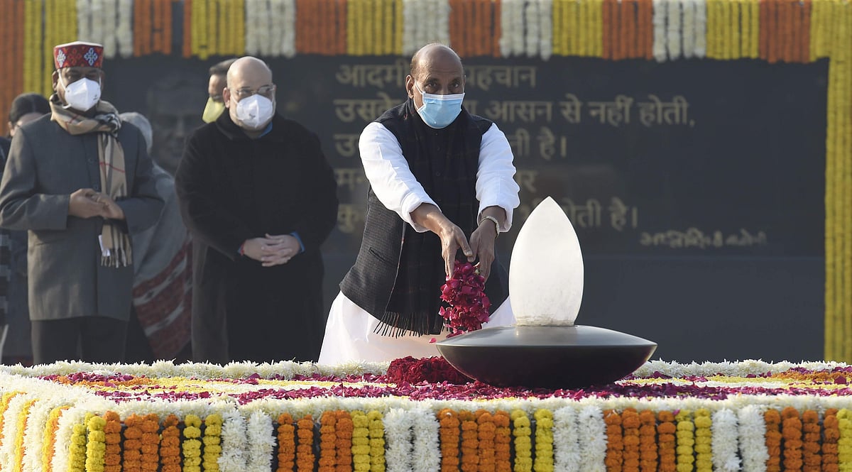 வாஜபேயி நினைவிடத்தில் பாதுகாப்புத்துறை அமைச்சர் ராஜ்நாத் சிங் மரியாதை