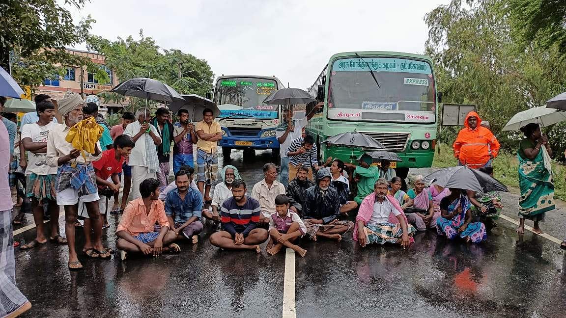 முடிக்கொண்டான் பகுதிகளில் சாகுபடி செய்துள்ள சம்பா பயிர்கள் மூழ்கியதையடுத்து , தஞ்சாவூர்-அரியலூர் சாலையில் மறியலில் ஈடுபட்ட அப்பகுதி மக்கள்.