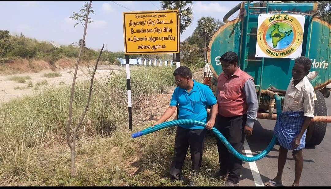 மரப்போத்துகளுக்கு டேங்கர் லாரி மூலம் தண்ணீர் விடும் கிரீன் நீடா அமைப்பினர் 